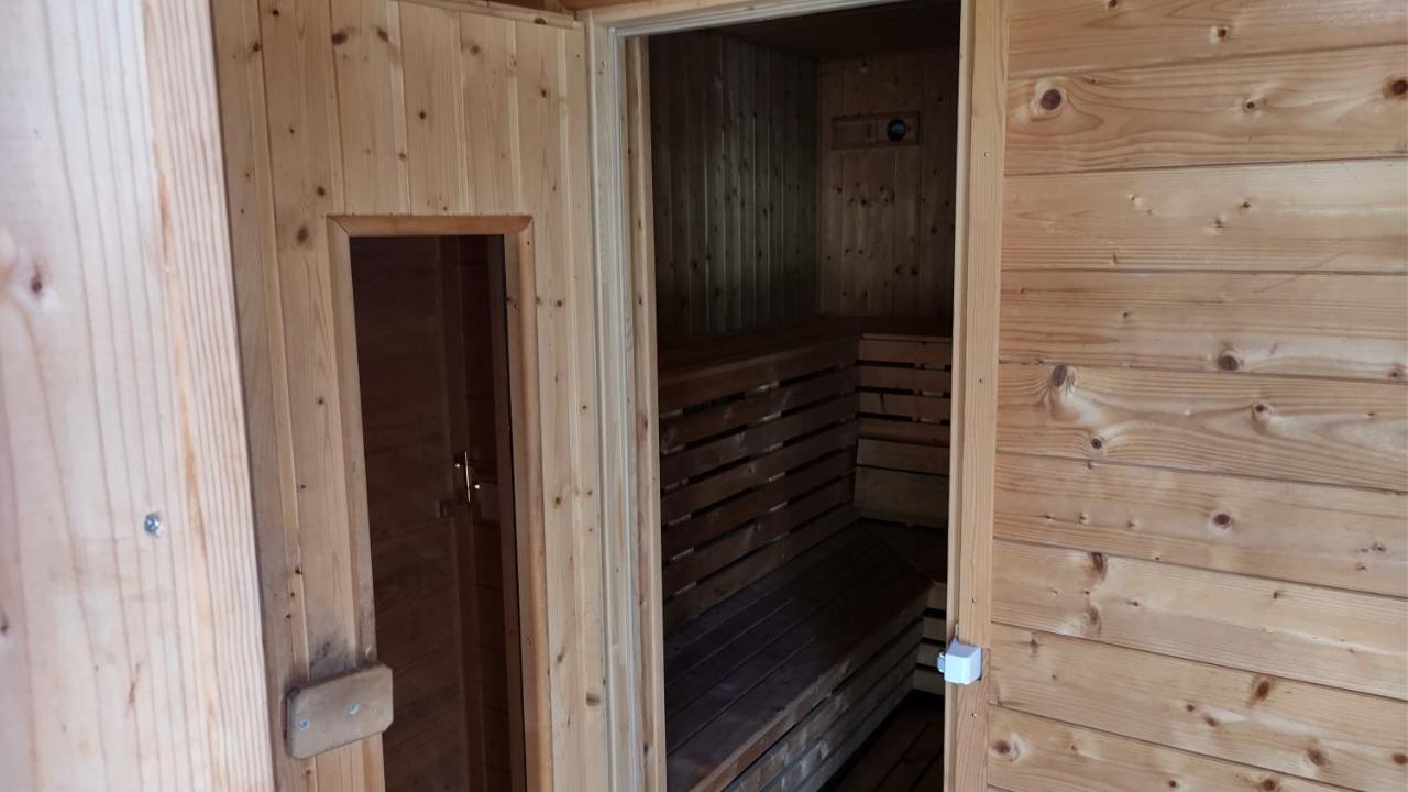 Grosse Wohnung / Haushaelfte In Peetzig Am See Angermunde Esterno foto
