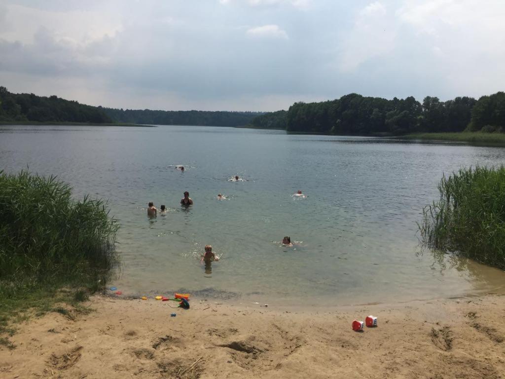 Grosse Wohnung / Haushaelfte In Peetzig Am See Angermunde Esterno foto